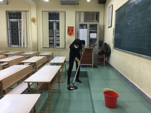 Trường TH TT Trâu Quỳ tổng vệ sinh trường học, khử trùng toàn bộ trường lớp...
